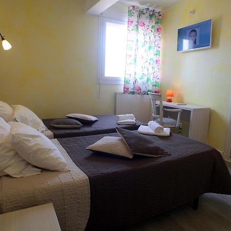 Hotel De La Plage 2 Etoiles Valras-Plage Quarto foto